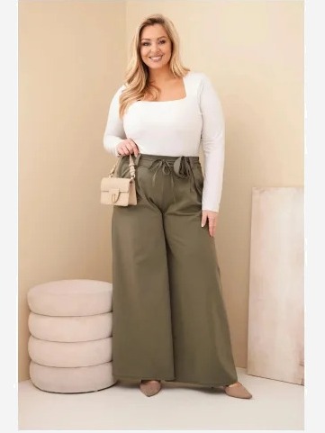 Dámske nohavice Plus Size so širokou nohavicou a ozdobným kvetom v páse khaki