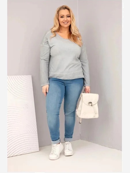 Dámska blúzka Plus Size s V-dekoltom a dlhším zadným dielom šedá