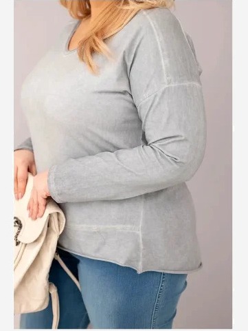 Dámska blúzka Plus Size s V-dekoltom a dlhším zadným dielom šedá