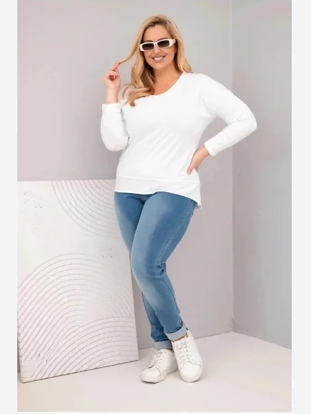 Dámska blúzka Plus Size s V-dekoltom a dlhším zadným dielom biela