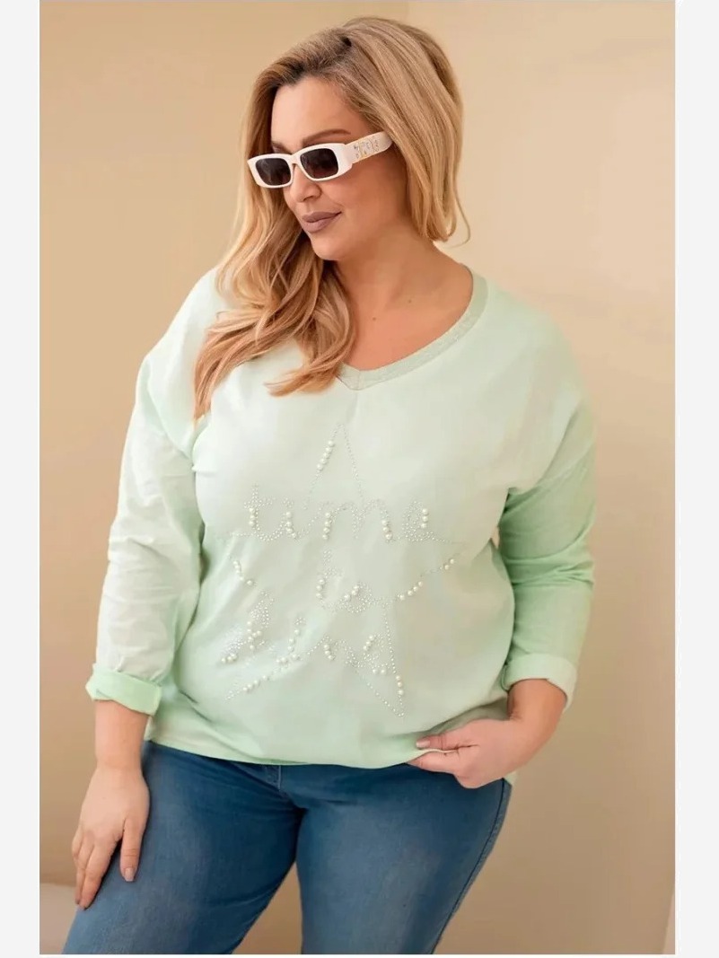 Blúzka dámska Plus Size pretrhnutá s nápisom a perlami mätová