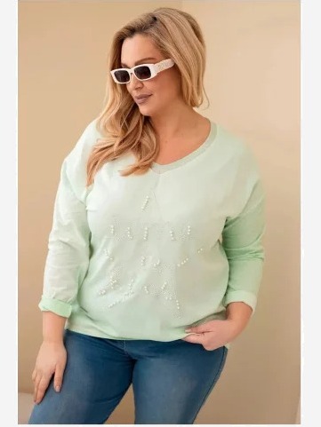 Blúzka dámska Plus Size pretrhnutá s nápisom a perlami mätová