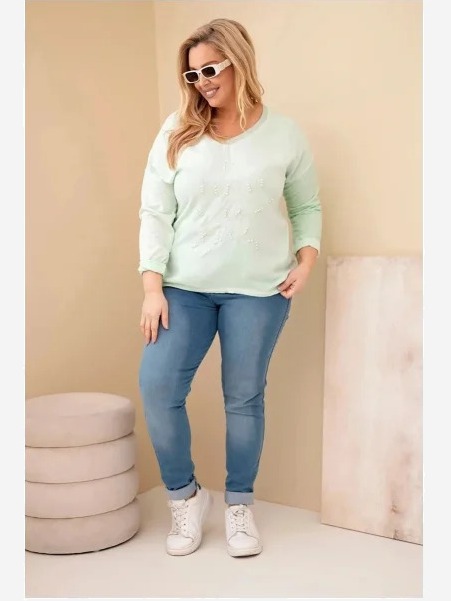 Blúzka dámska Plus Size pretrhnutá s nápisom a perlami mätová