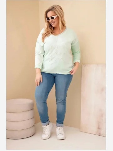 Blúzka dámska Plus Size pretrhnutá s nápisom a perlami mätová