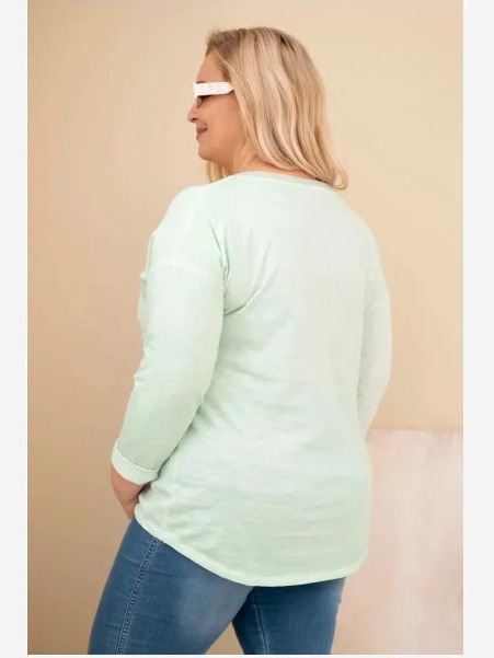 Blúzka dámska Plus Size pretrhnutá s nápisom a perlami mätová