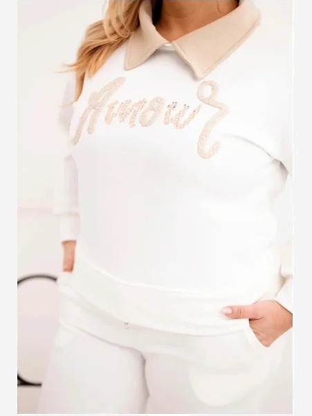 Komplet dámsky maslo Plus Size s širokými nohavicami a golierom biely