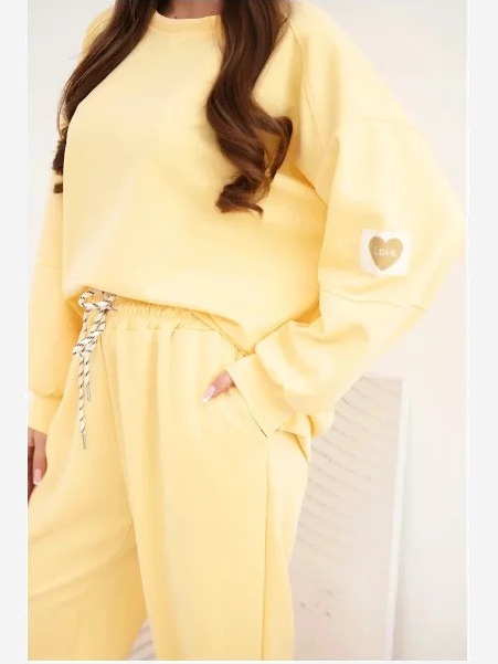 Dámsky maslový komplet s voľnou mikinou a nohavicami s nápisom LOVE žltý