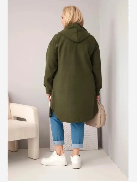 Dámsky kabát pre plnoštíhle s kapucňou zapínaný na gombíky khaki
