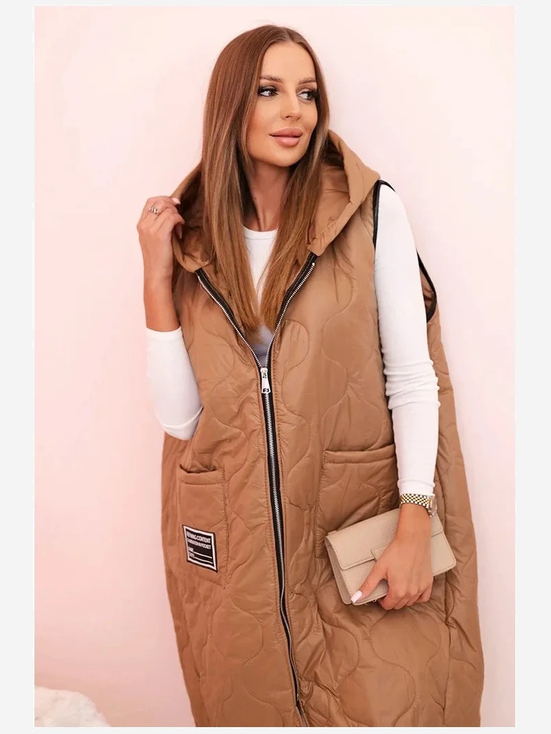 Dámska prešívaná vesta Plus Size s kapucňou na zips camelová