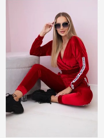 Velúrová súprava s nápisom...