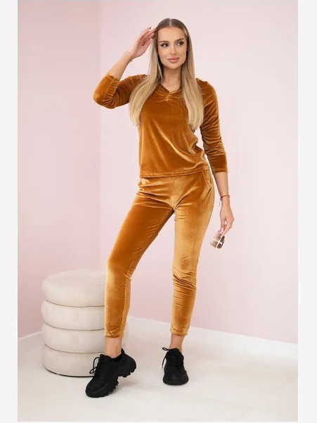 Velúrová súprava s volánikmi vzadu ťavej farby