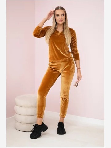 Velúrová súprava s volánikmi vzadu ťavej farby