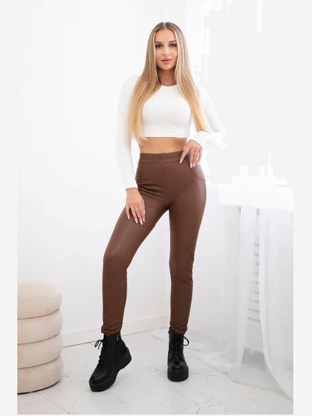 Push up nohavice vyrobené z eko kože hnedý