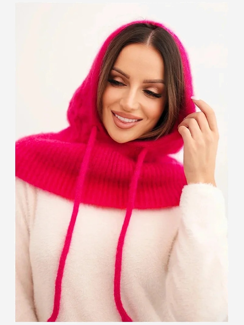 Dámska čiapka s kapucňou a vrkočovým vzorom fuksia