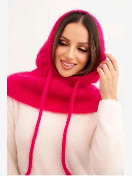Dámska čiapka s kapucňou a vrkočovým vzorom fuksia