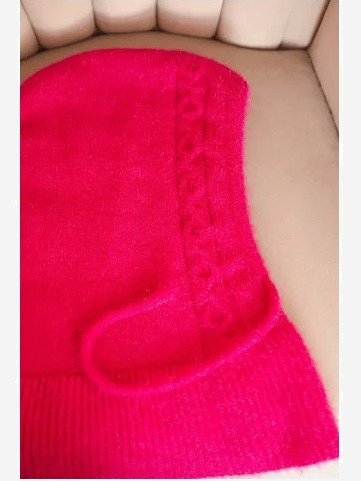 Dámska čiapka s kapucňou a vrkočovým vzorom fuksia