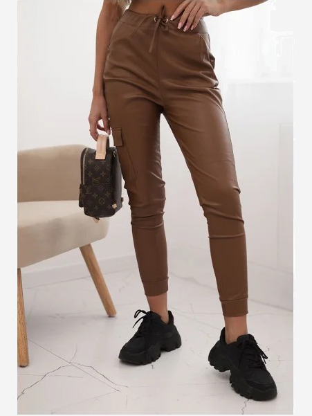 Dámske nohavice z ekokože s vreckami a viazaním v páse hnedé