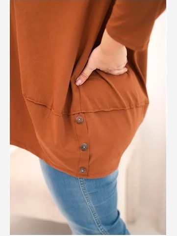 Dámska blúzka Plus Size z bavlny s ozdobnými gombíkmi a podhodenými rukávmi camelová