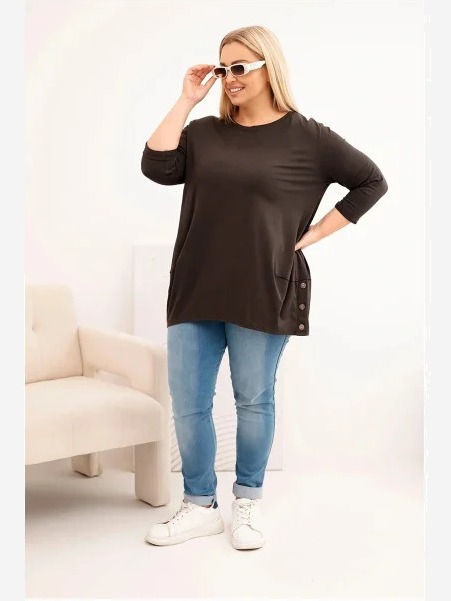 Dámska blúzka Plus Size z bavlny s ozdobnými gombíkmi a vyhrnutými rukávmi hnedá