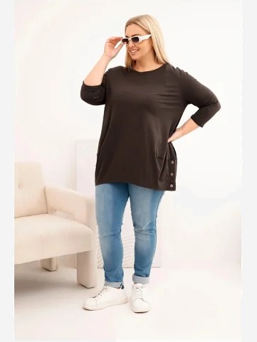Dámska blúzka Plus Size z bavlny s ozdobnými gombíkmi a vyhrnutými rukávmi hnedá