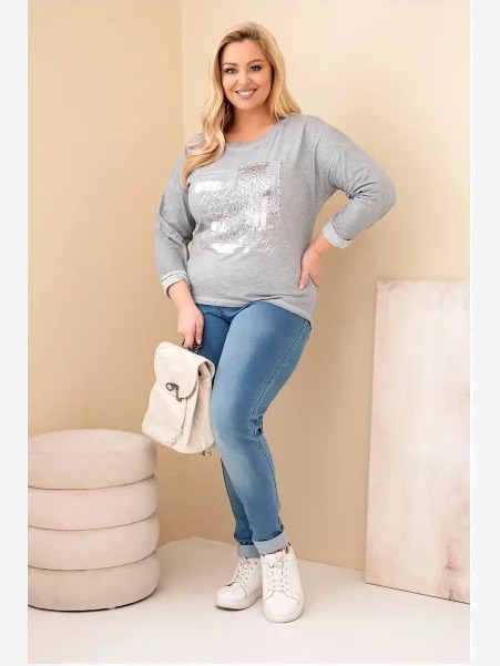 Dámska blúzka Plus Size s potlačou a dlhším zadným dielom šedá