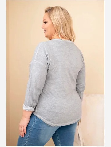 Dámska blúzka Plus Size s potlačou a dlhším zadným dielom šedá
