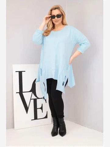Dámska bavlnená blúzka Plus Size s asymetrickým spodkom a výrezmi modrá