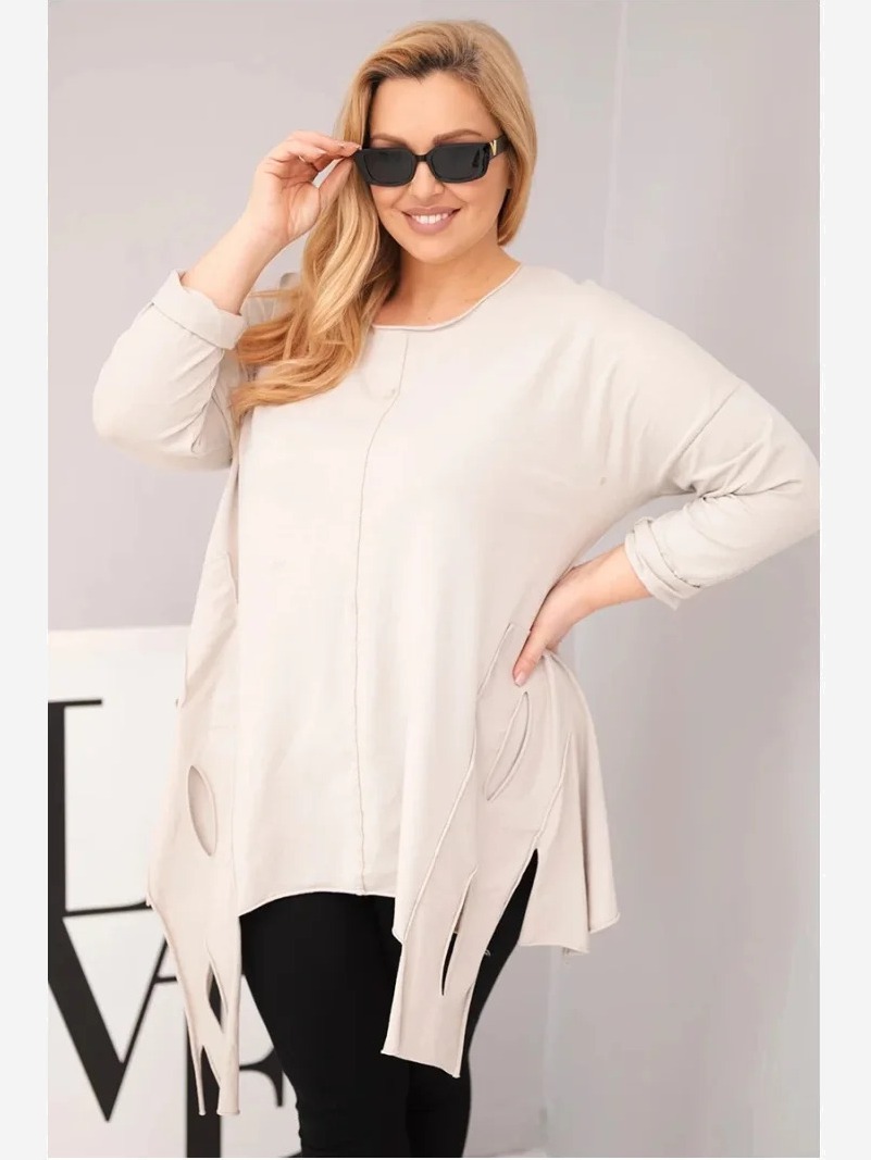 Dámska bavlnená blúzka Plus Size s asymetrickým spodkom a výrezmi béžová