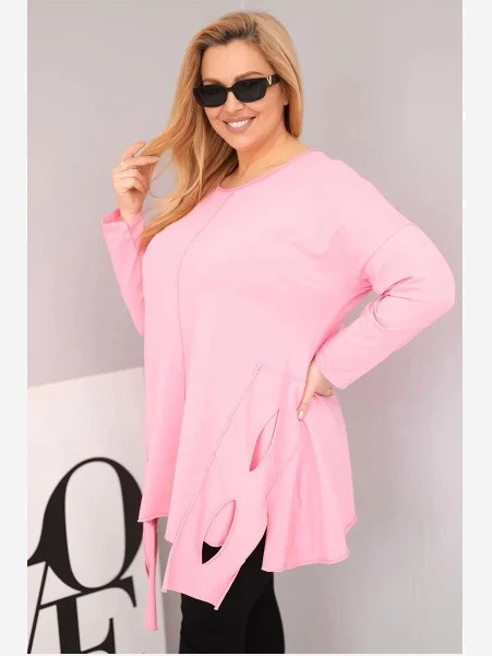 Dámska bavlnená blúzka Plus Size s asymetrickým spodkom a výrezmi svetloružová