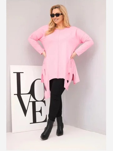 Dámska bavlnená blúzka Plus Size s asymetrickým spodkom a výrezmi svetloružová