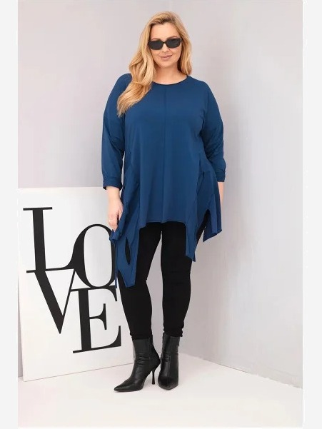 Dámska bavlnená blúzka Plus Size s asymetrickým spodkom a výrezmi modrá
