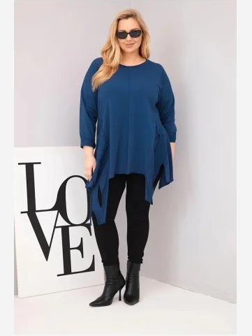 Dámska bavlnená blúzka Plus Size s asymetrickým spodkom a výrezmi modrá