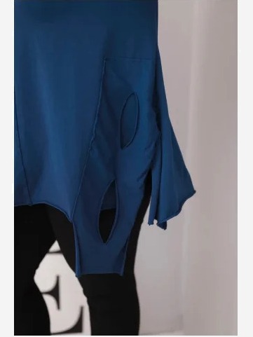 Dámska bavlnená blúzka Plus Size s asymetrickým spodkom a výrezmi modrá