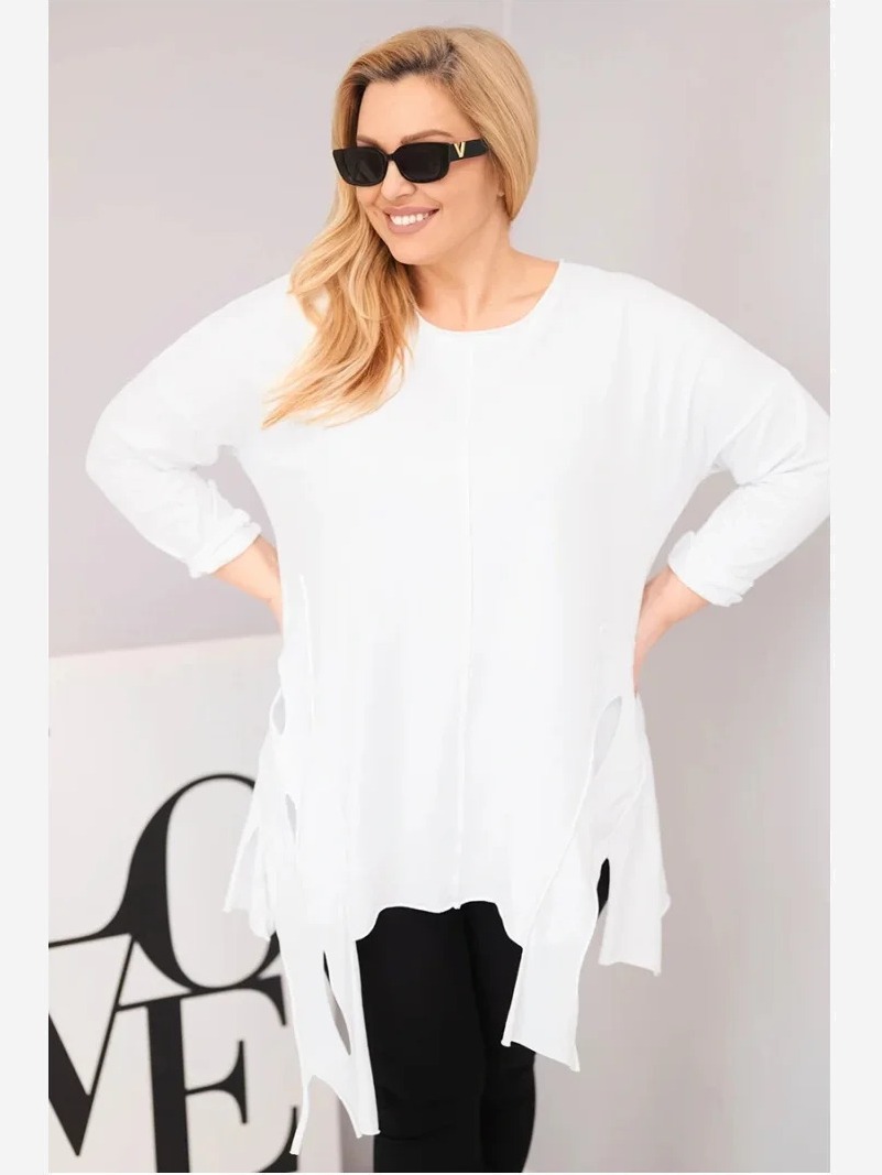 Dámska bavlnená blúzka Plus Size s asymetrickým spodným okrajom a výrezmi biela