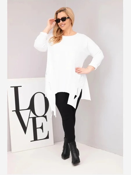 Dámska bavlnená blúzka Plus Size s asymetrickým spodným okrajom a výrezmi biela