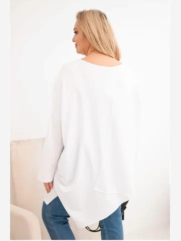 Dámska bavlnená blúzka Plus Size s asymetrickým spodkom a V výstrihom biela
