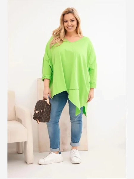 Dámska bavlnená blúzka Plus Size s asymetrickým spodkom a V výstrihom svetlozelená