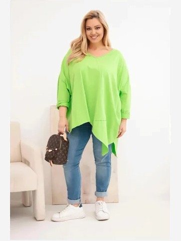 Dámska bavlnená blúzka Plus Size s asymetrickým spodkom a V výstrihom svetlozelená