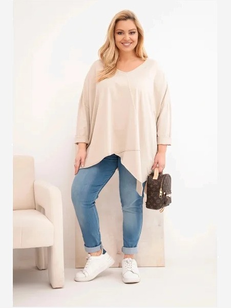 Dámska bavlnená blúzka Plus Size s asymetrickým spodkom a V výstrihom béžová