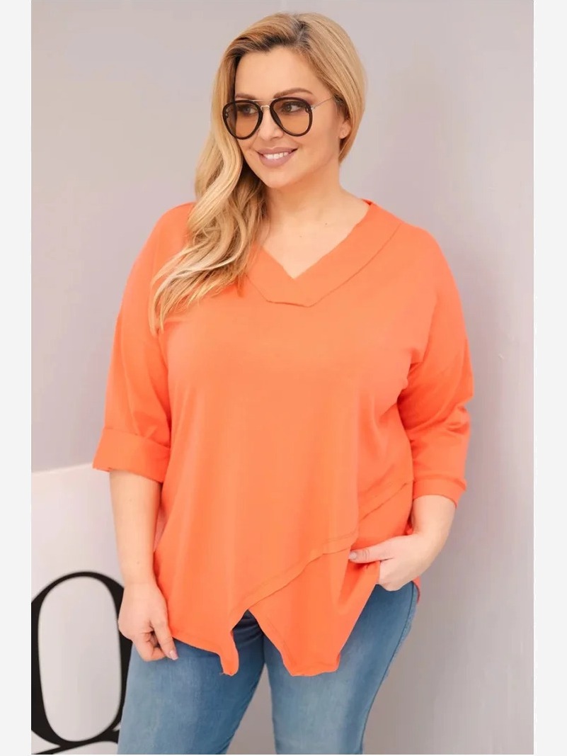 Dámska bavlnená blúzka Plus Size s hlbokým V výstrihom a asymetrickým spodkom marhuľová