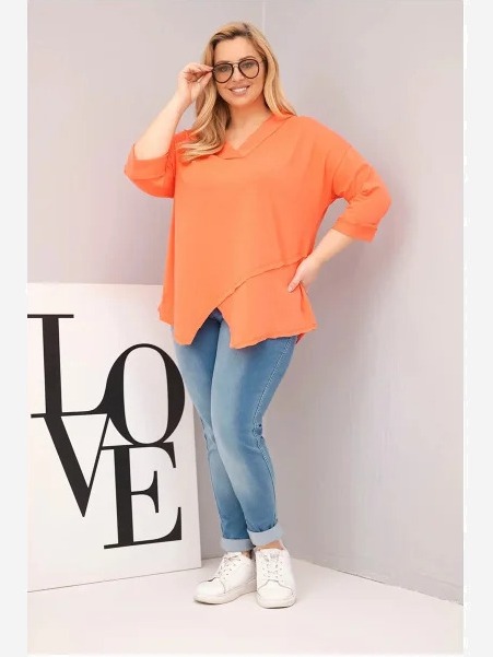 Dámska bavlnená blúzka Plus Size s hlbokým V výstrihom a asymetrickým spodkom marhuľová