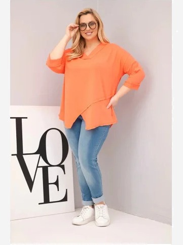 Dámska bavlnená blúzka Plus Size s hlbokým V výstrihom a asymetrickým spodkom marhuľová