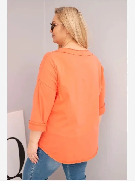 Dámska bavlnená blúzka Plus Size s hlbokým V výstrihom a asymetrickým spodkom marhuľová