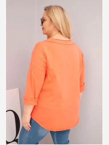 Dámska bavlnená blúzka Plus Size s hlbokým V výstrihom a asymetrickým spodkom marhuľová
