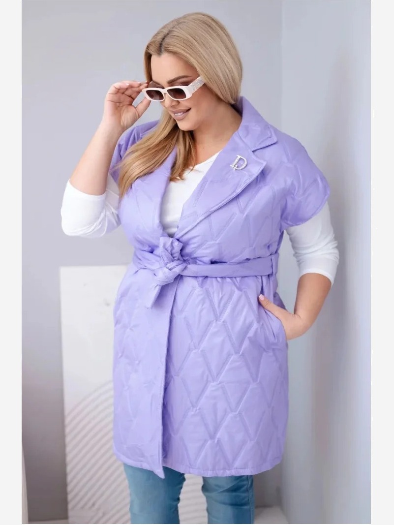 Dámska vesta Plus Size prešívaná s opaskom a golierom svetlofialová