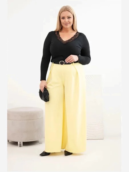 Dámske nohavice Plus Size so širokou nohavicou a s opaskom žlté