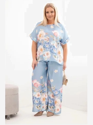 Dámsky plus size komplet s blúzkou a nohavicami s kvetinovým vzorom a širokými nohavicami modrý