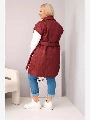 Dámska prešívaná vesta Plus Size s opaskom a golierom slivková