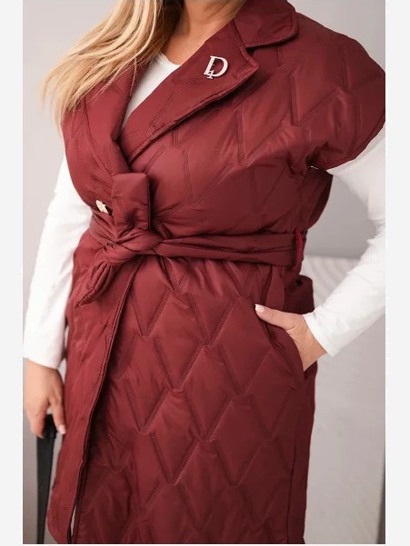 Dámska prešívaná vesta Plus Size s opaskom a golierom slivková