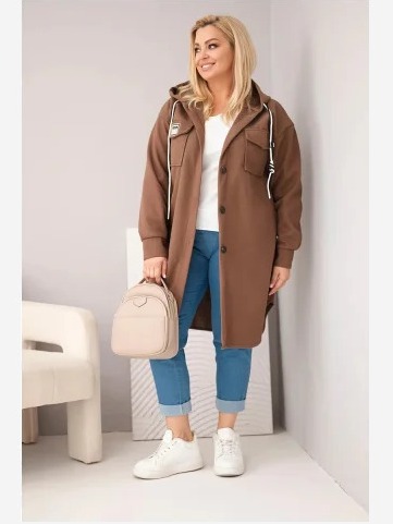 Dámsky kabát plus size s kapucňou zapínaný na gombíky hnedý